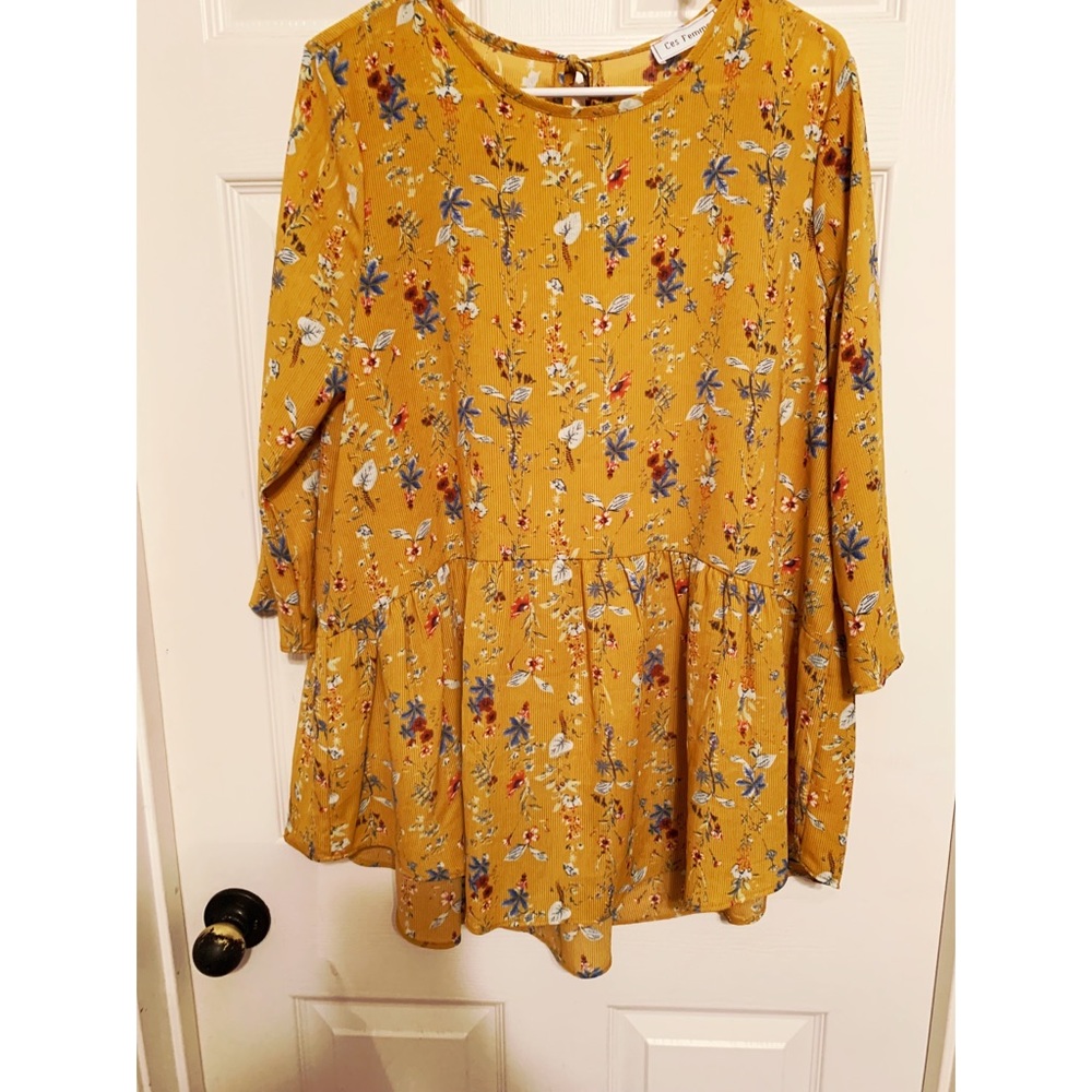 SOLD Ces Femme Top